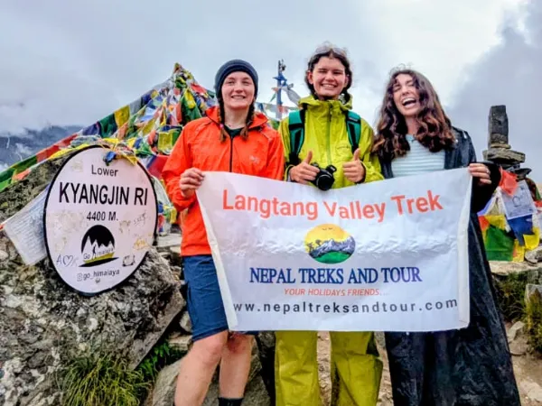 trekking-in-nepal-during-autumn